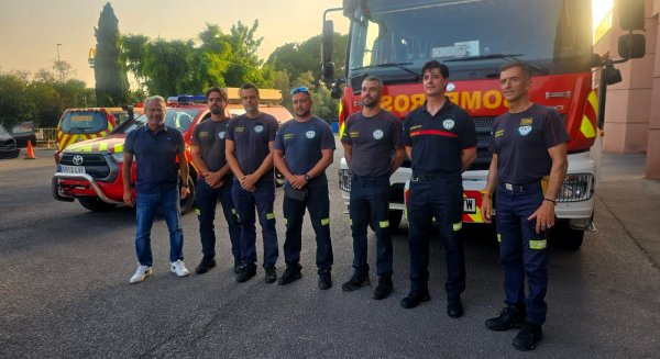 Marbella desplaza un equipo de cinco bomberos para reforzar las labores de extinción del incendio de Ávila