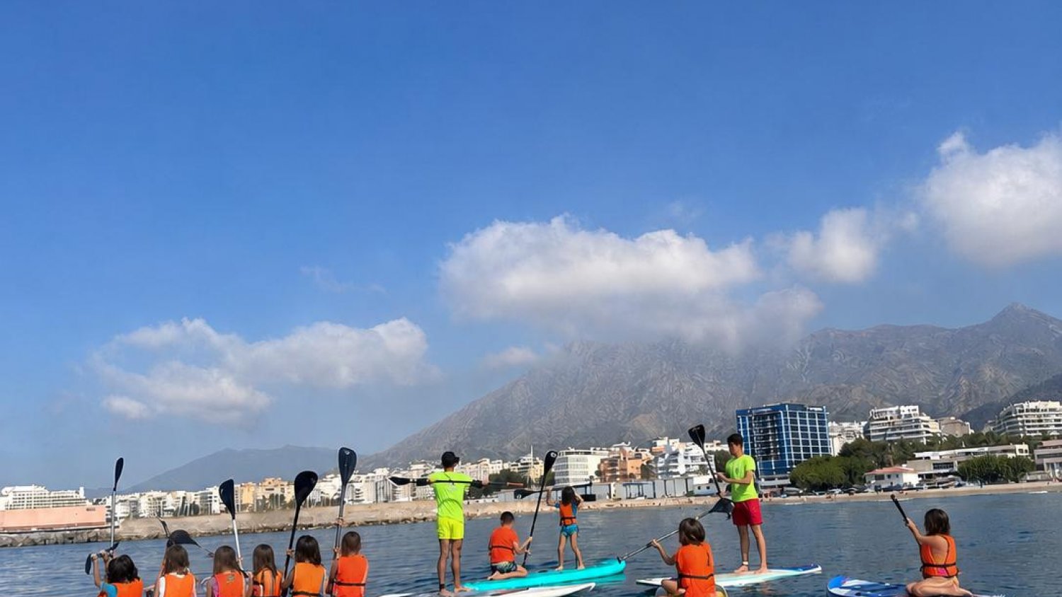 Marbella promueve una nueva edición del curso de Paddle Surf Inclusivo durante el mes de agosto con 95 plazas