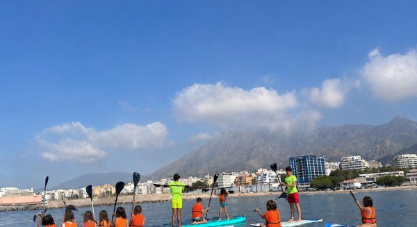 Marbella promueve una nueva edición del curso de Paddle Surf Inclusivo durante el mes de agosto con 95 plazas