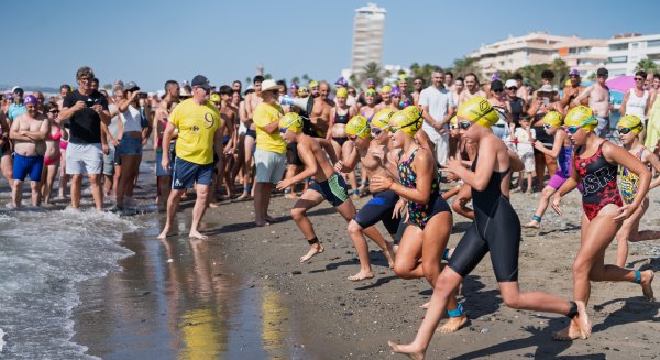 La IX Travesía a Nado Virgen del Carmen Coronada de Estepona reunió a 218 nadadores