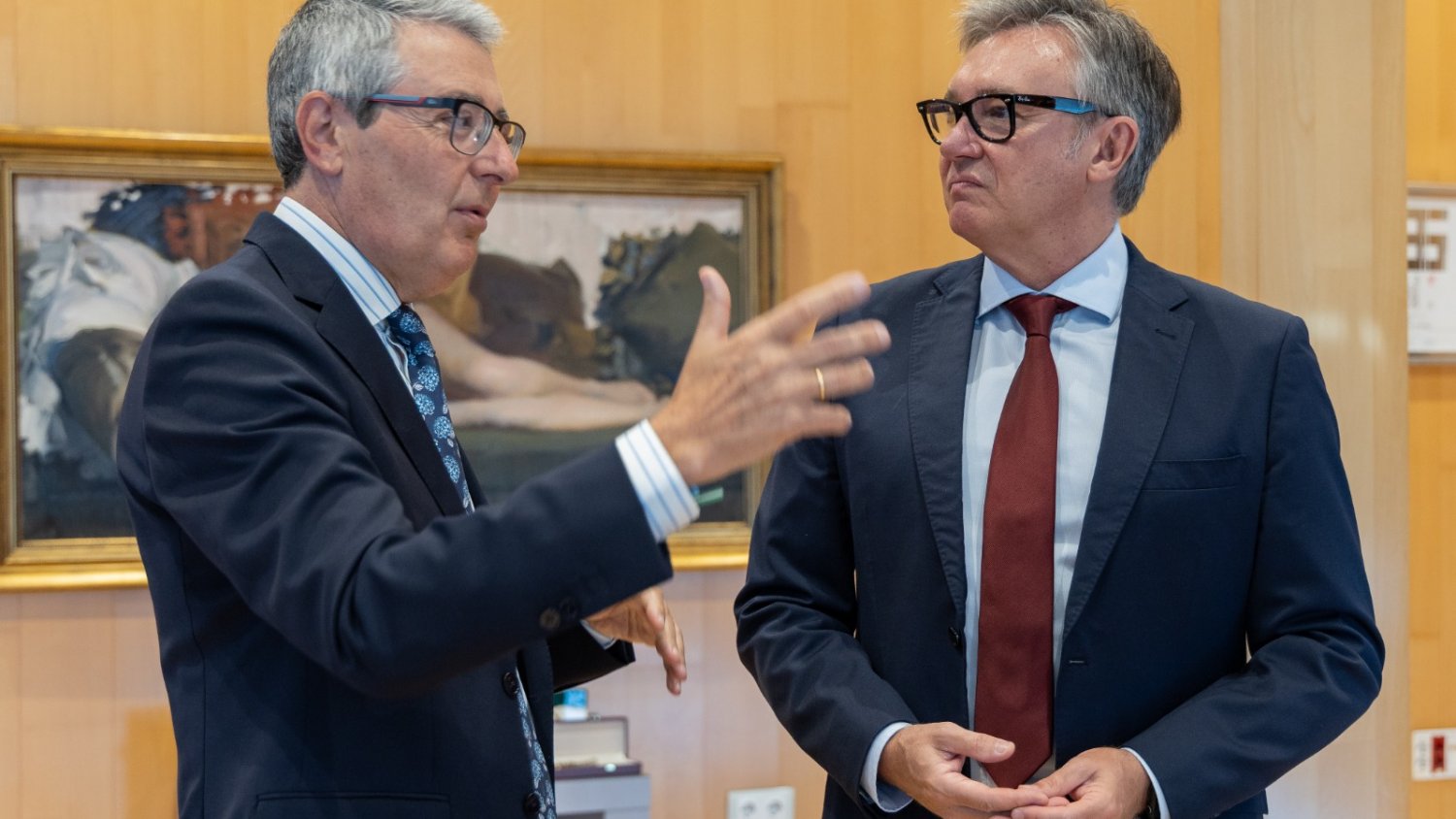 Salado y el nuevo consejero de Turismo refuerzan la colaboración para afrontar los retos del sector