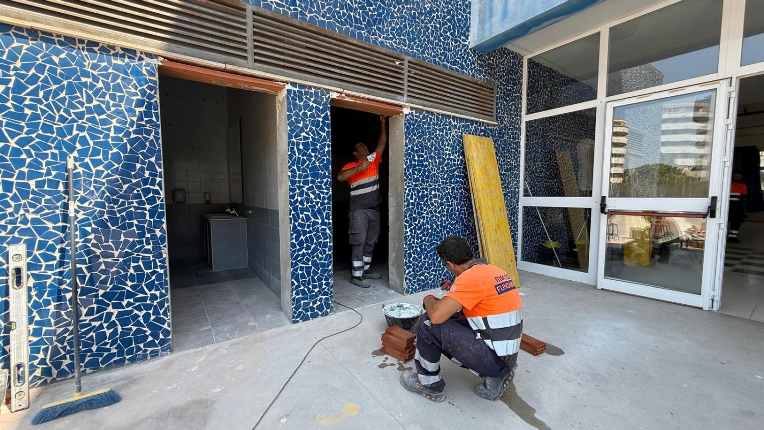 Estepona lleva a cabo una inversión histórica de más de 800.000 euros en la mejora de los centros educativos