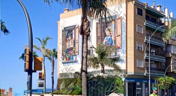 Rincón de la Victoria avanza en la poda de palmeras del municipio