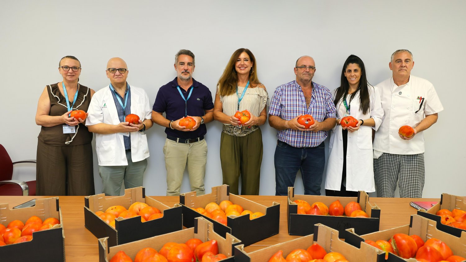 El Hospital Regional de Málaga ofrece tomate Huevo de Toro a más de 600 pacientes