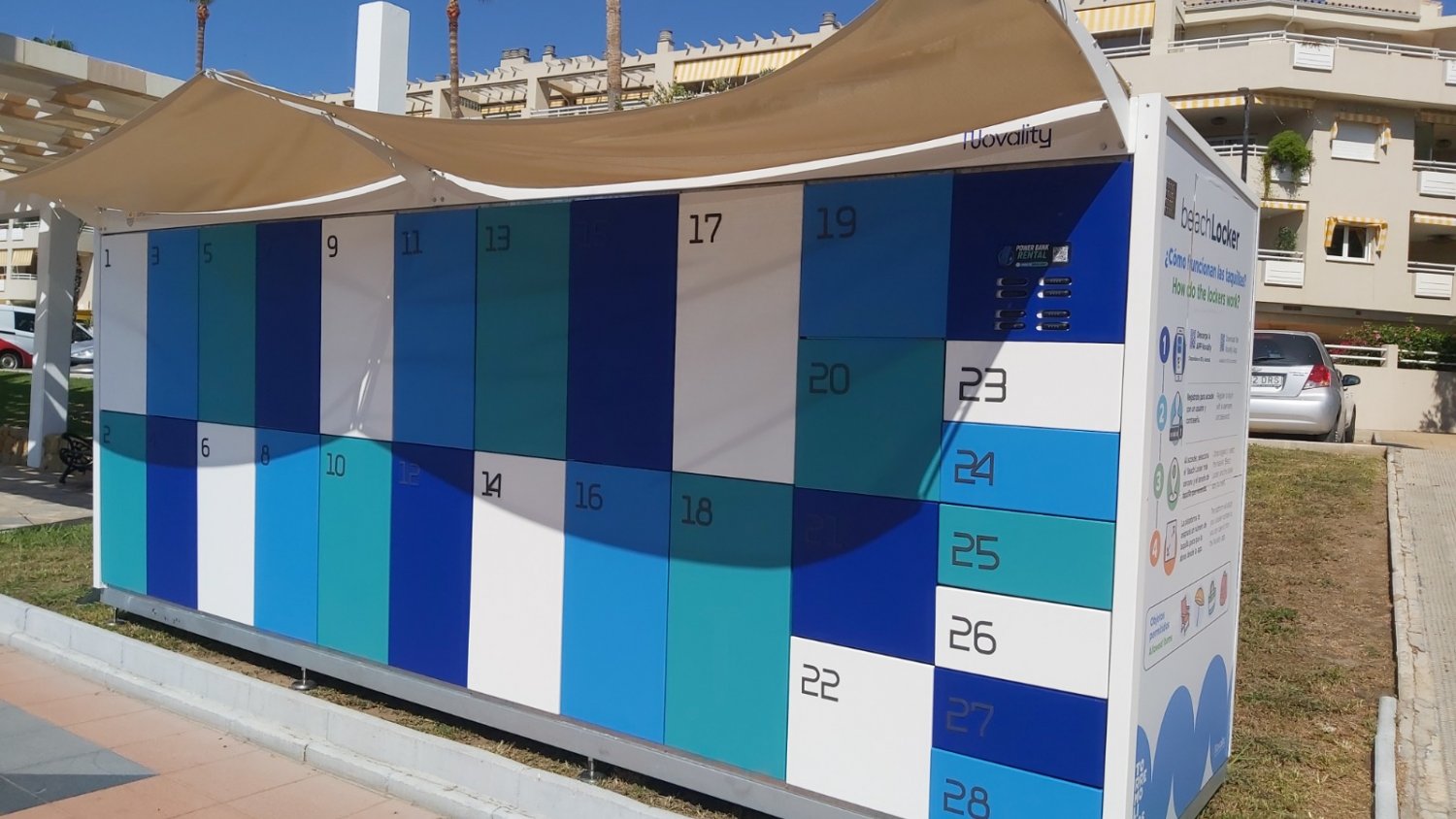 Torremolinos incorpora taquillas inteligentes en las playas para guardar pertenencias y cargar el móvil