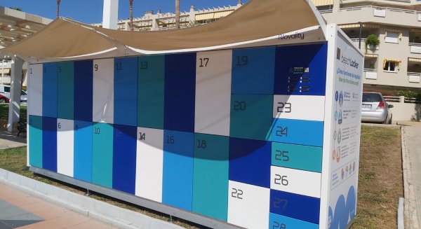 Torremolinos incorpora taquillas inteligentes en las playas para guardar pertenencias y cargar el móvil