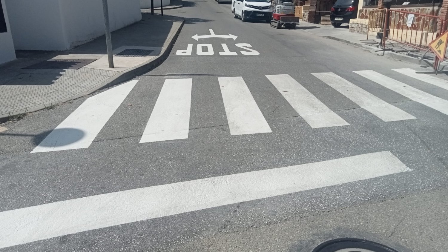 El Ayuntamiento de Mijas refuerza la seguridad vial con mejoras en la señalización horizontal