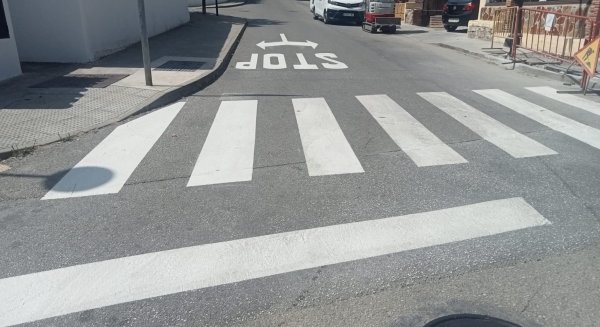 El Ayuntamiento de Mijas refuerza la seguridad vial con mejoras en la señalización horizontal