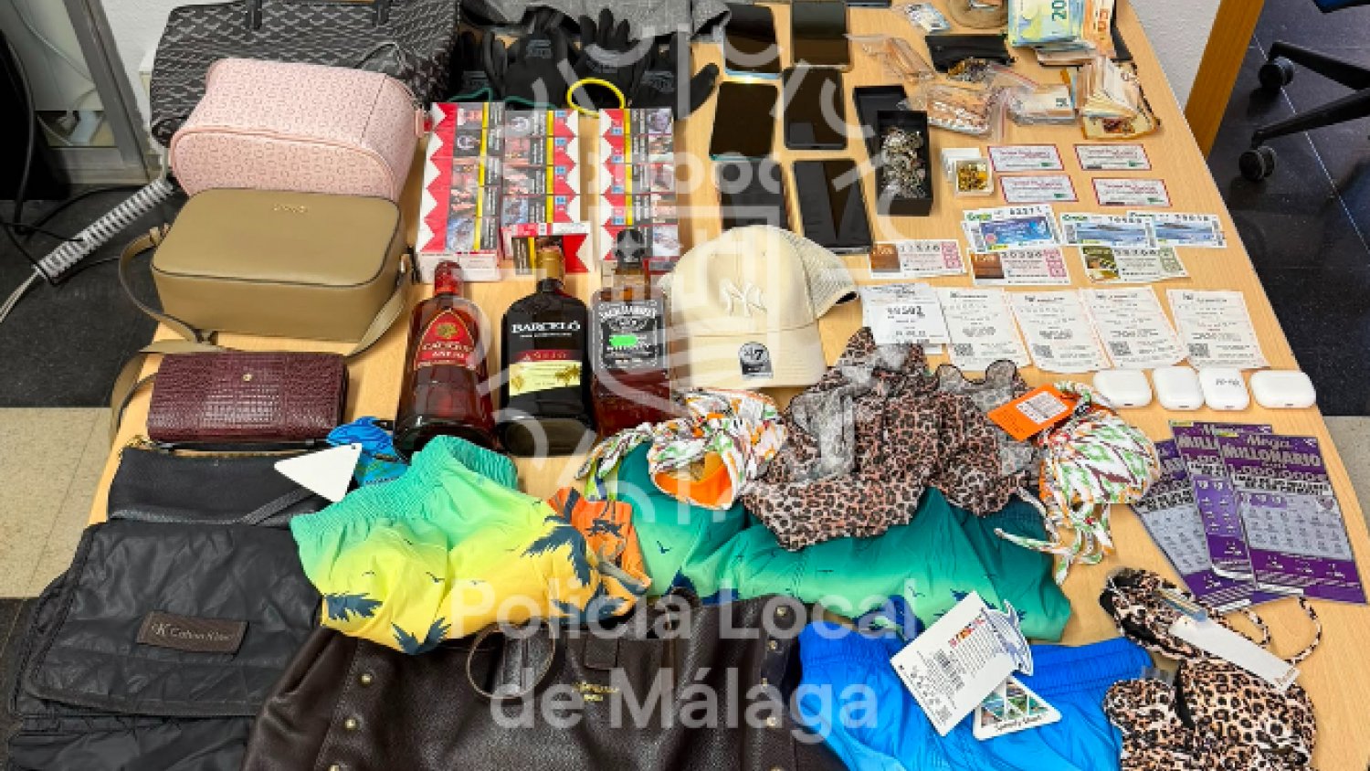 Detenidos en Málaga dos integrantes de un grupo criminal itinerante especializado en hurtos y estafas