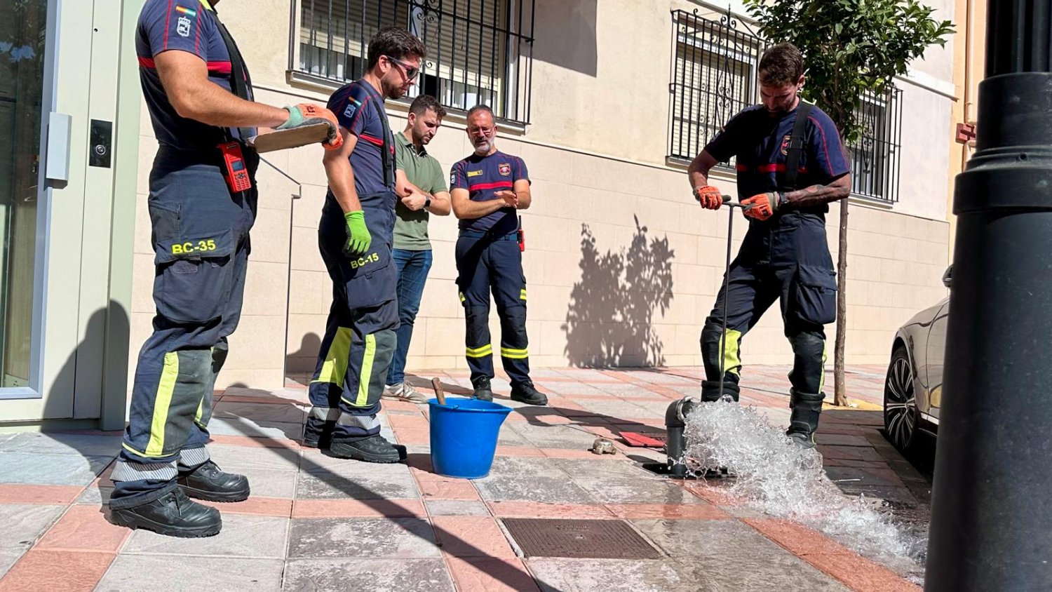 Los Bomberos de Fuengirola inspeccionan periódicamente más de 700 hidrantes para garantizar su funcionamiento