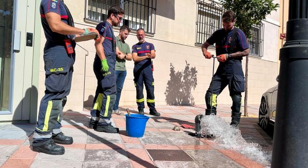Los Bomberos de Fuengirola inspeccionan periódicamente más de 700 hidrantes para garantizar su funcionamiento