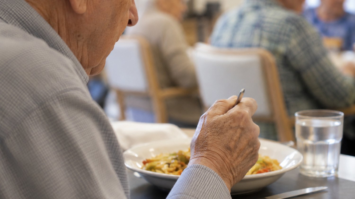 Más de 185.000 comidas a precio reducido para titulares de la Tarjeta Andalucía Junta 65 en el primer semestre