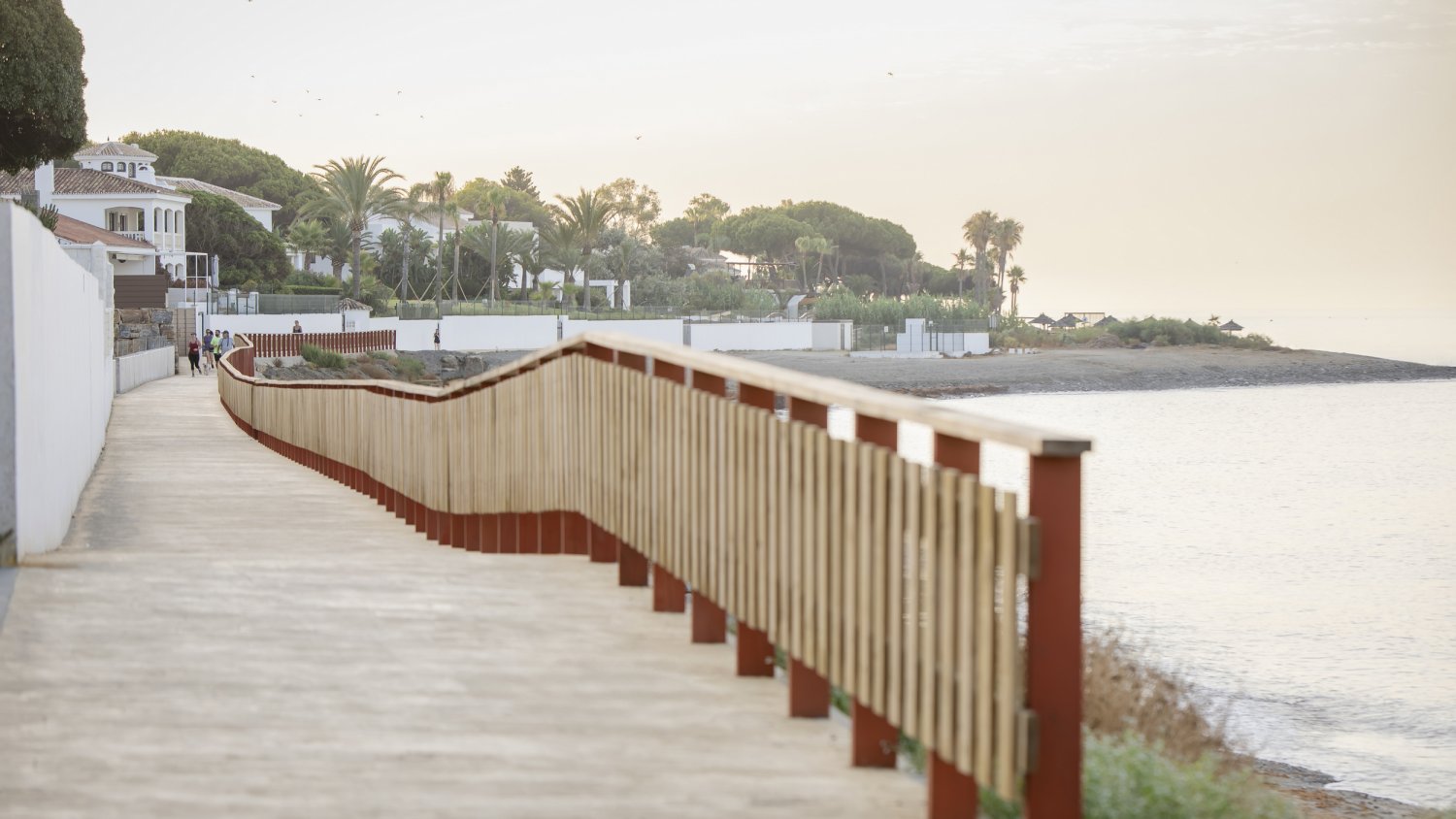 Estepona licita la instalación de 138 farolas solares en siete zonas del corredor litoral 