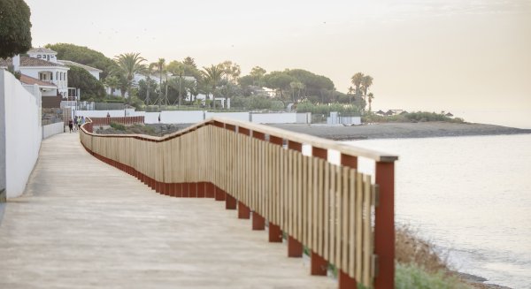Estepona licita la instalación de 138 farolas solares en siete zonas del corredor litoral 