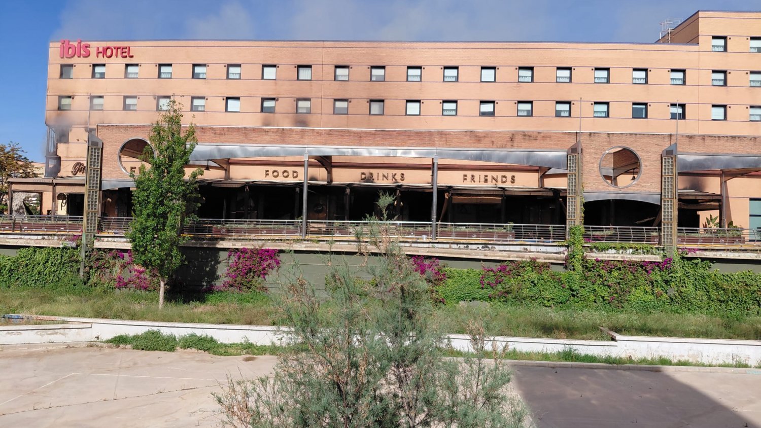 Comienza el derribo del hotel Ibis Centro de Málaga tras el incendio de mayo