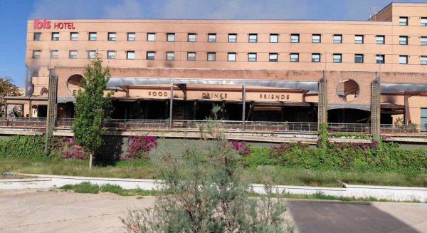 Comienza el derribo del hotel Ibis Centro de Málaga tras el incendio de mayo