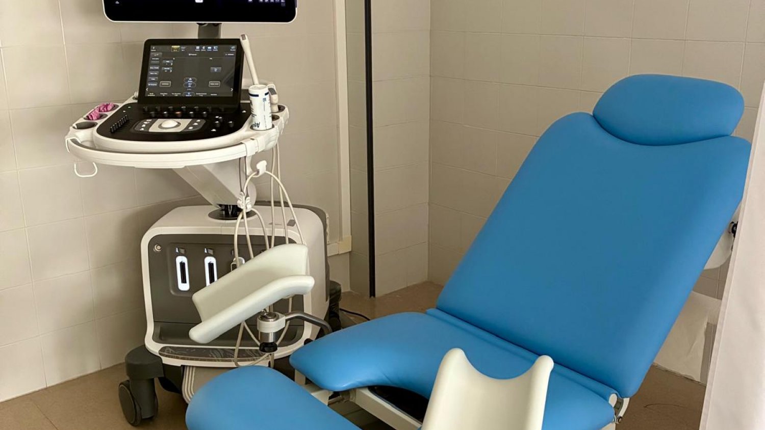 El Área Sanitaria Norte de Málaga Antequera sustituye los sillones de exploración ginecológica