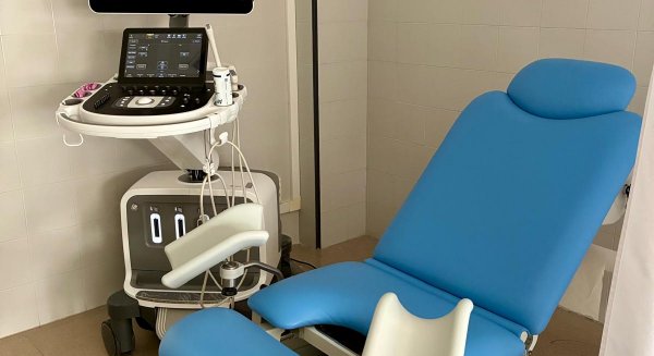 El Área Sanitaria Norte de Málaga Antequera sustituye los sillones de exploración ginecológica