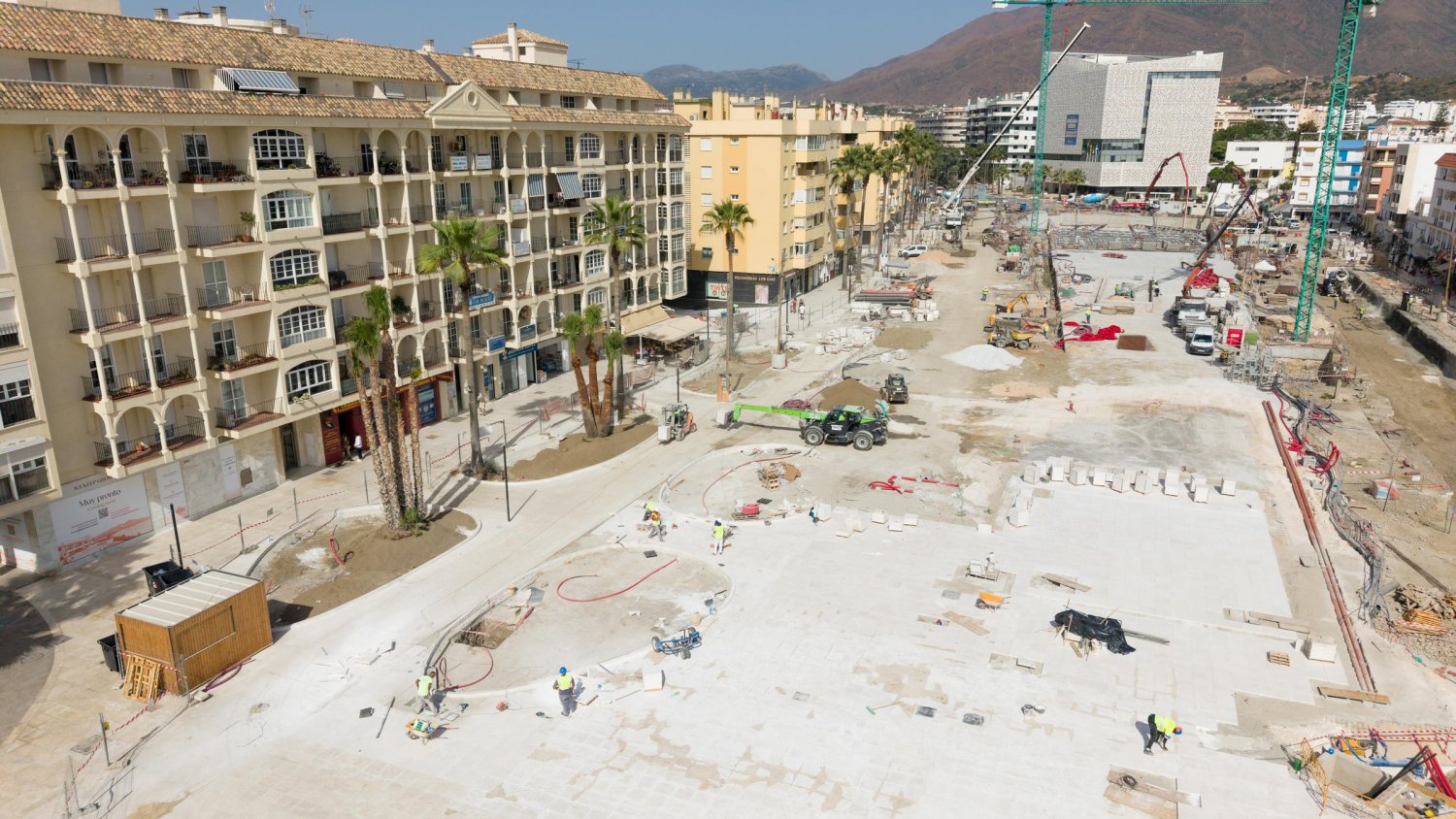 Estepona avanza en la obra del futuro bulevar con la urbanización de la cubierta del parking 