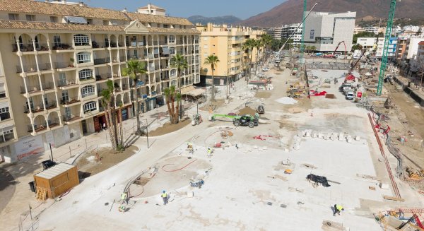 Estepona avanza en la obra del futuro bulevar con la urbanización de la cubierta del parking 