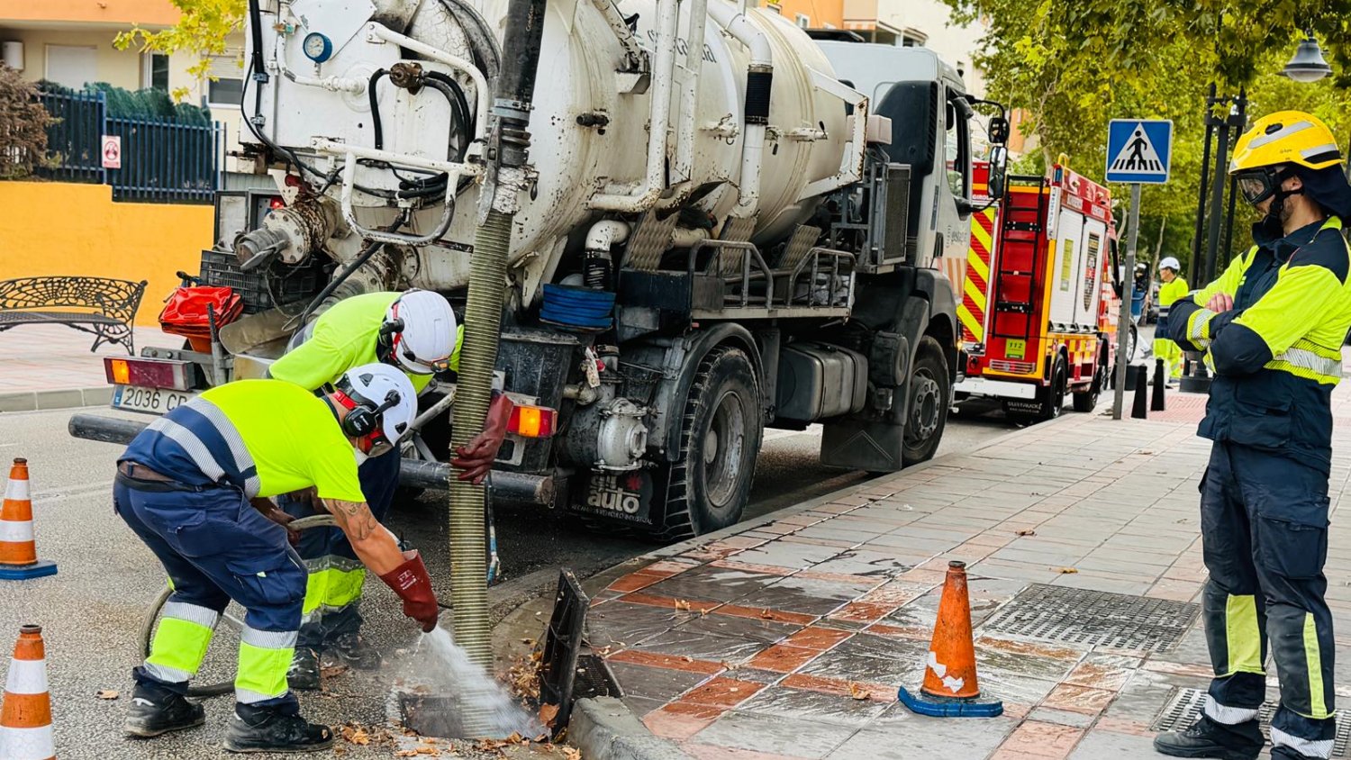 Fuengirola intensifica la limpieza de los colectores de pluviales de cara a las primeras lluvias del otoño