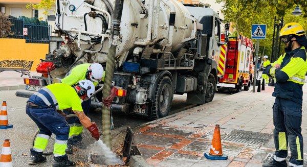 Fuengirola intensifica la limpieza de los colectores de pluviales de cara a las primeras lluvias del otoño