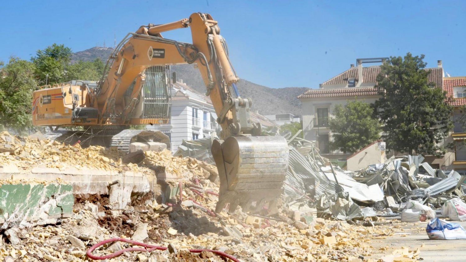 Fuengirola avanza en los derribos de las obras del macrocomplejo Los Boliches 