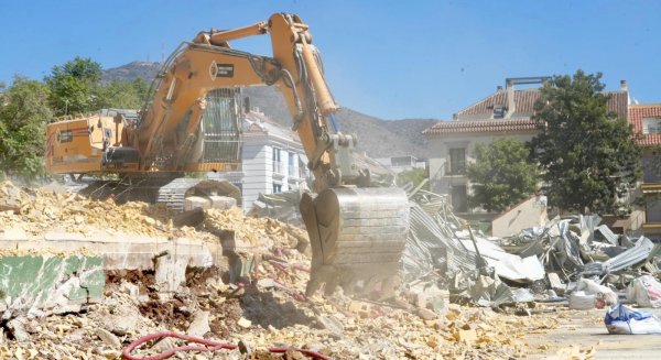 Fuengirola avanza en los derribos de las obras del macrocomplejo Los Boliches 