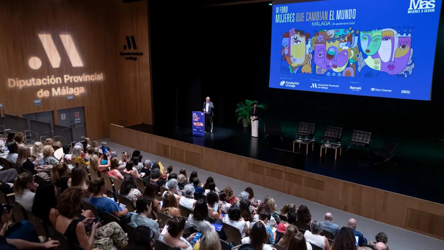 Salado resalta el papel de las mujeres en la resolución de problemas en sociedad en el IV Foro Mujeres que Cambian el Mundo