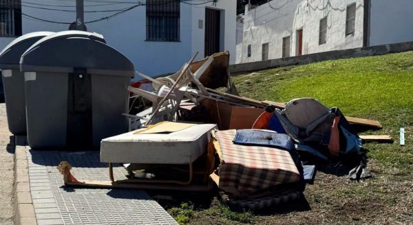 VOX criticia la acumulación de basura y enseres en las calles de Alhaurín el Grande