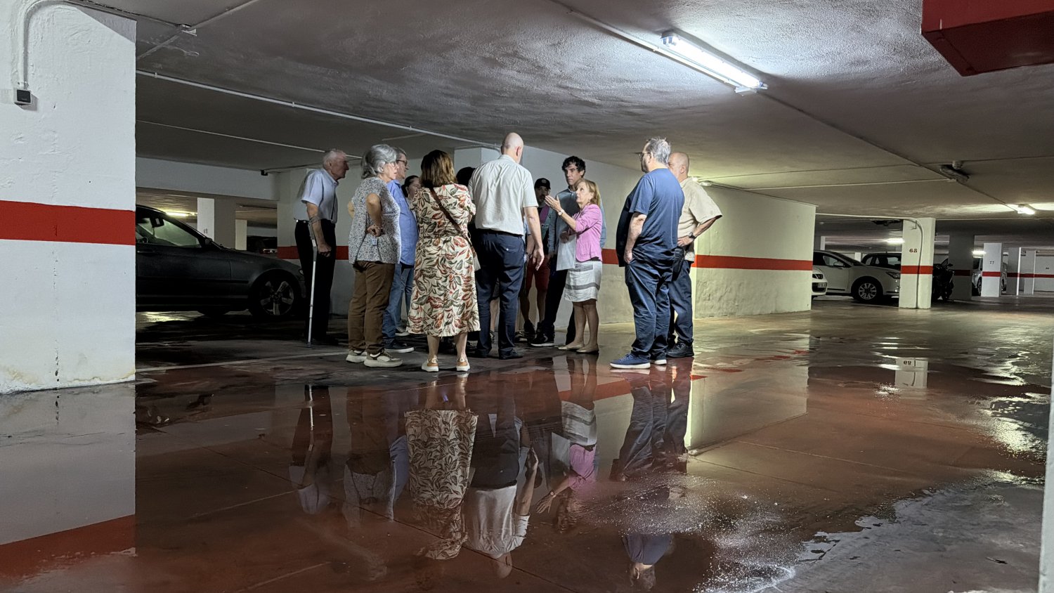 El PSOE pide al Ayuntamiento una solución urgente a la fuga de agua que afecta a dos edificios en avenida de Andalucía   