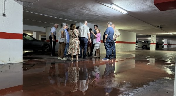 El PSOE pide al Ayuntamiento una solución urgente a la fuga de agua que afecta a dos edificios en avenida de Andalucía   