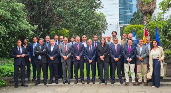 El Puerto de Málaga estrecha lazos comerciales con el sector frutícola de Chile