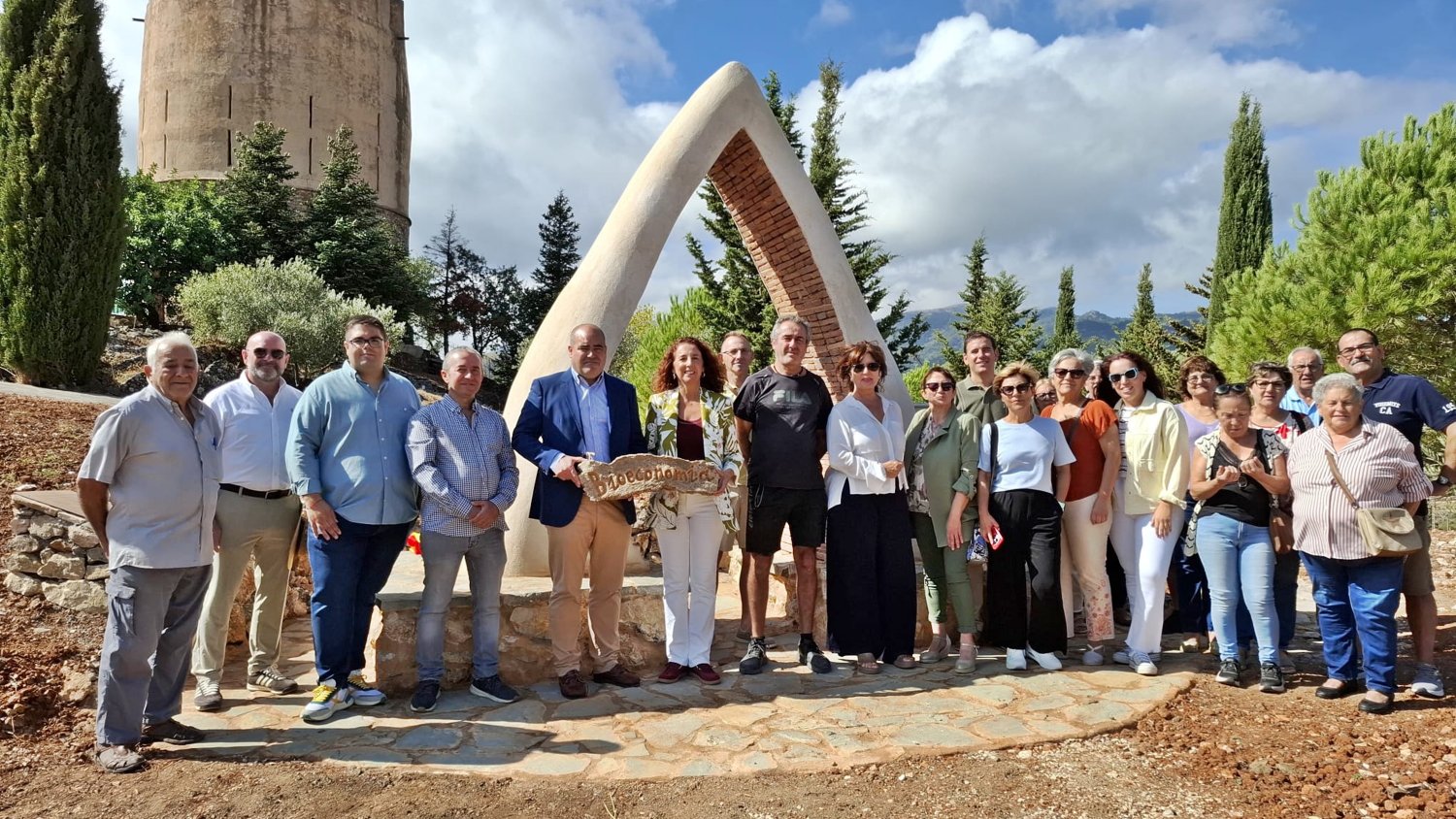 La Noria instala en Yunquera ‘La Puerta’, una escultura transitable sobre la identidad de la Sierra de las Nieves