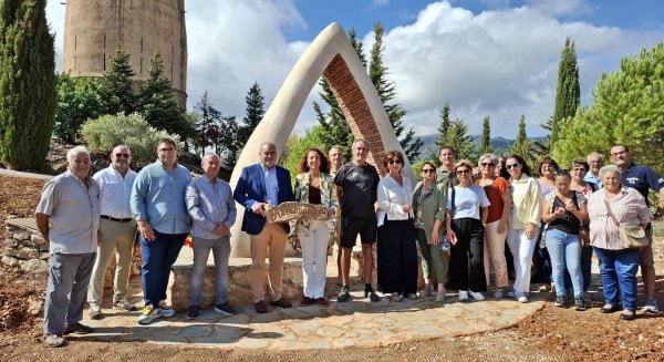 La Noria instala en Yunquera ‘La Puerta’, una escultura transitable sobre la identidad de la Sierra de las Nieves