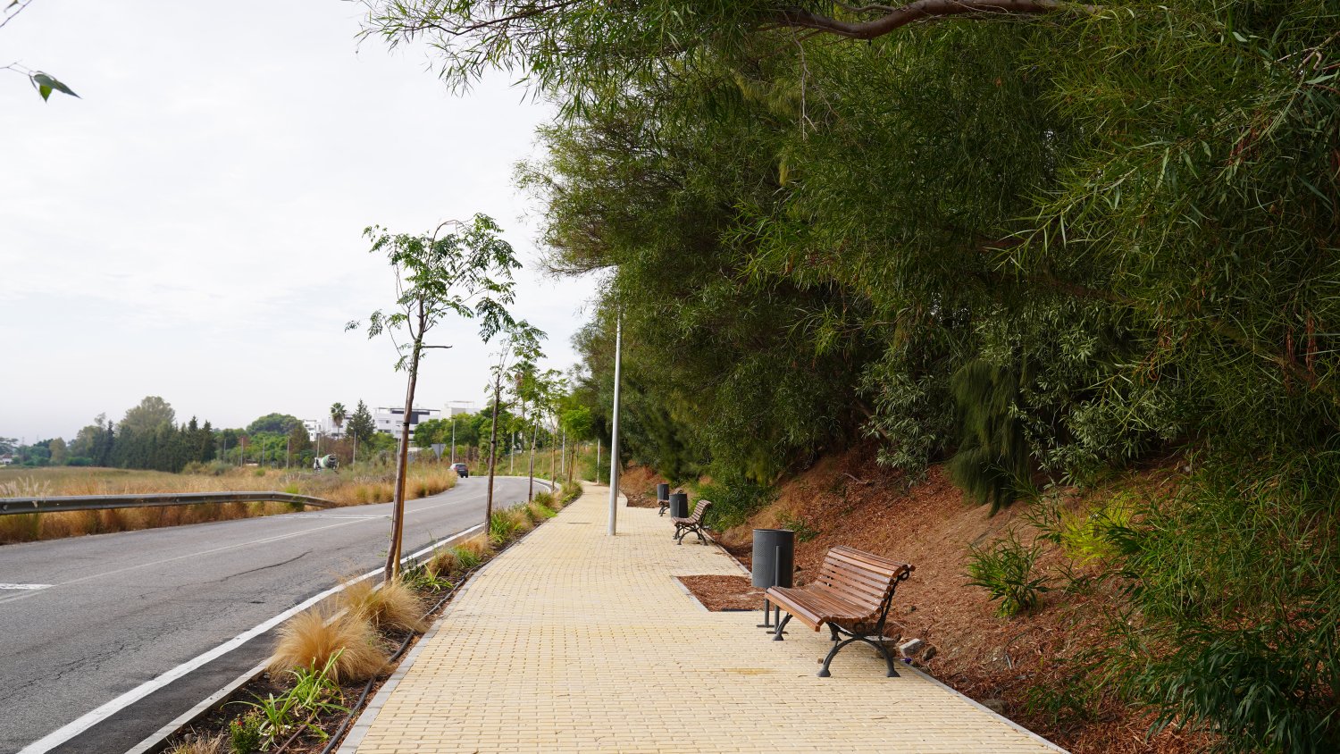 Termnan las obras de acerado la carretera de Benahavís en el tramo urbano de Estepona
