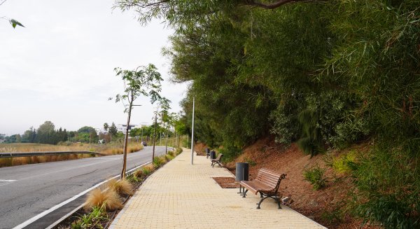 Termnan las obras de acerado la carretera de Benahavís en el tramo urbano de Estepona