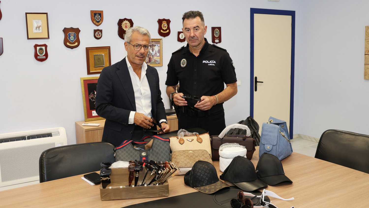 La Policía Local retira 40.000 productos falsificados en una campaña contra la venta ambulante ilegal en Marbella
