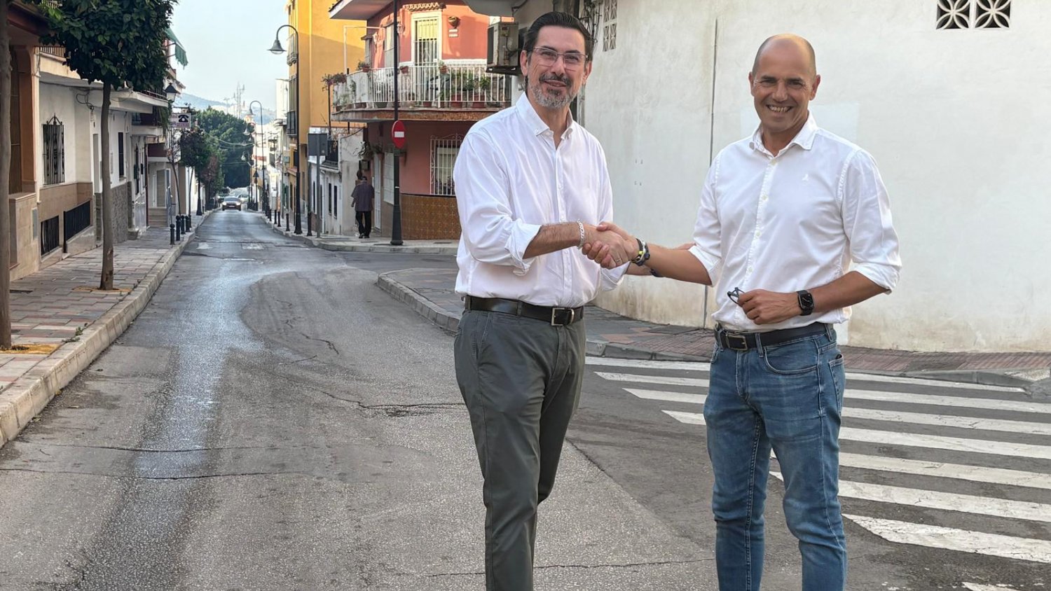 Mijas y Fuengirola colaboran para mejorar la señalización horizontal de sus calles compartidas