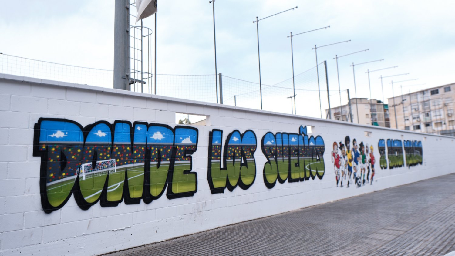 Un mural en el campo de fútbol La Virreina se suma al programa de arte 'Málaga más bella'