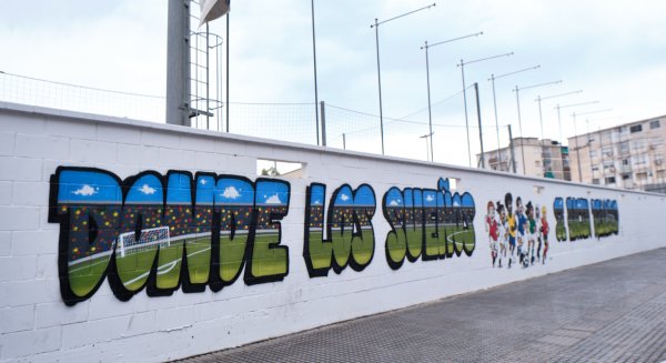 Un mural en el campo de fútbol La Virreina se suma al programa de arte 'Málaga más bella'