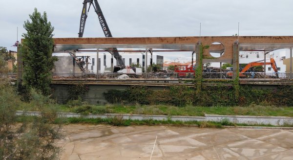 El hotel Ibis pierde su fachada después de un mes de demolición