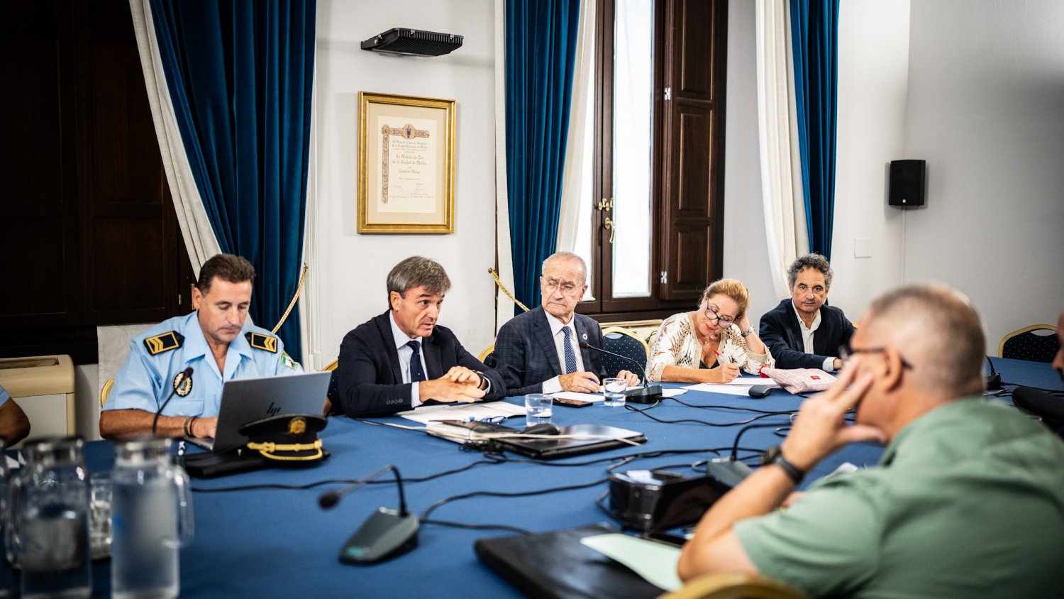 El Ayuntamiento aborda los acontecimientos violentos recientes en una reunión extraordinaria