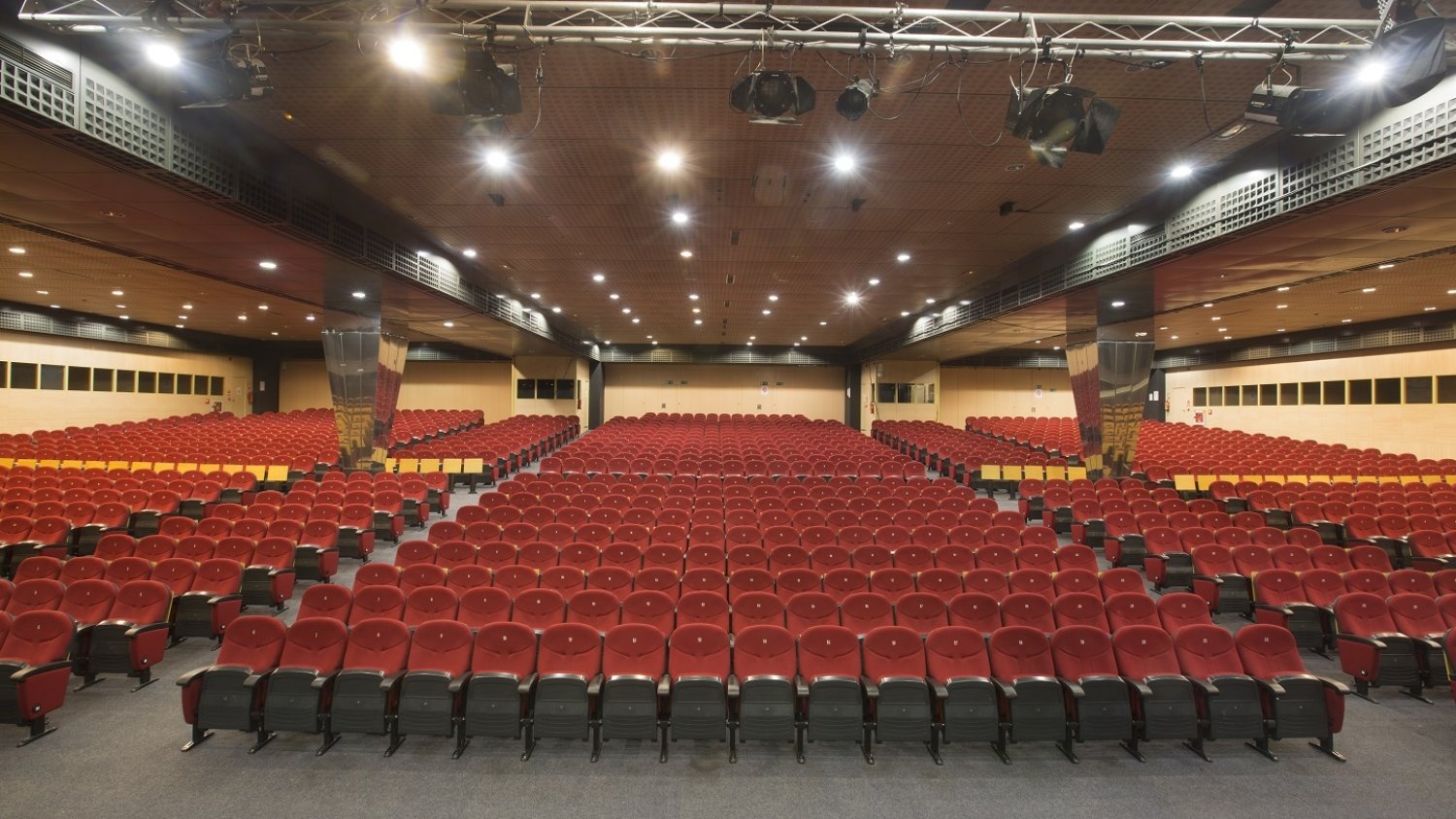 El Palacio de Ferias y Congresos alberga la gala final de ‘Miss Earth Málaga’