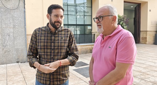 El PSOE de Vélez-Málaga pide respuestas al alcalde tras la protesta por la tasa de basura
