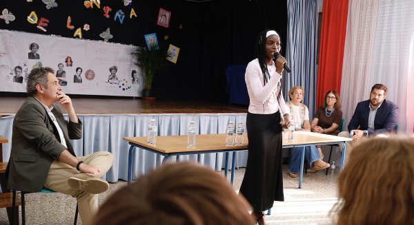 El Ayuntamiento lleva a mujeres con profesiones masculinizadas a las aulas por el Día de la Niña