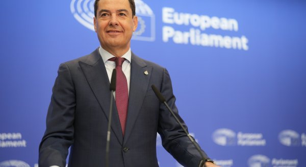 Juanma Moreno pide en Bruselas que temas como la agricultura y la inmigración estén 'bien dotados' de recursos