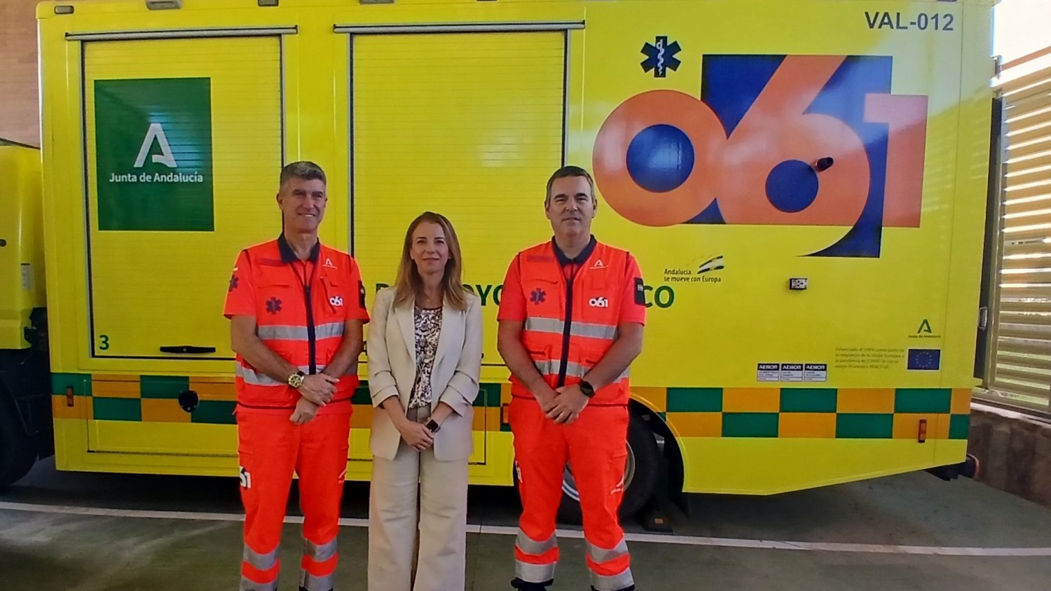 La delegada de Sanidad y Consumo visita las instalaciones del 061 en Málaga