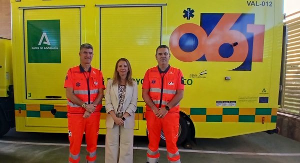 La delegada de Sanidad y Consumo visita las instalaciones del 061 en Málaga