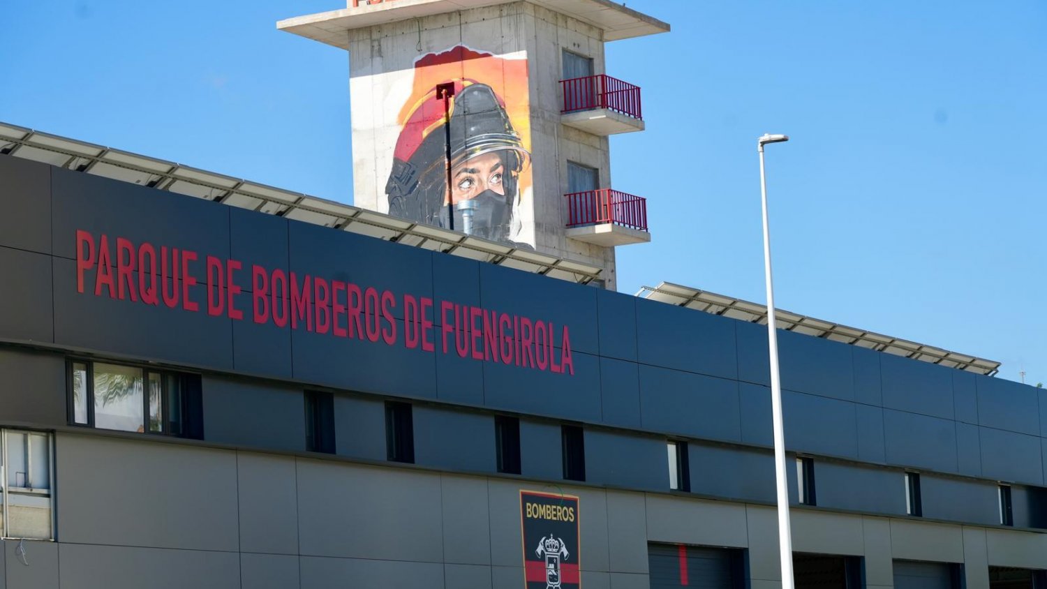 Fuengirola convierte la torre de entrenamiento del Parque de Bomberos en un mural de arte urbano